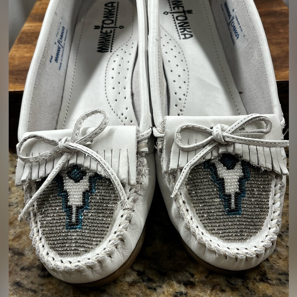 Minnetonka Moccasins Women's White Leather Silver Blue Navajo Beaded Size 8